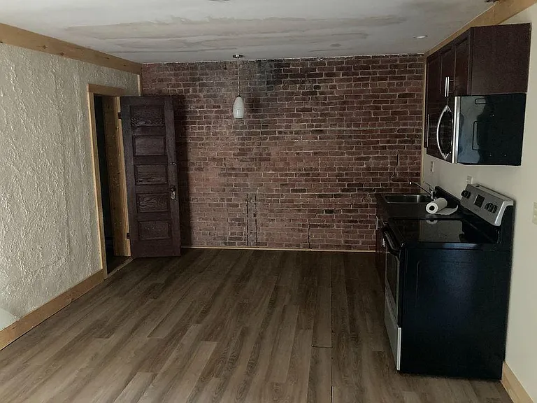 418 Main St #1 — Photo 4