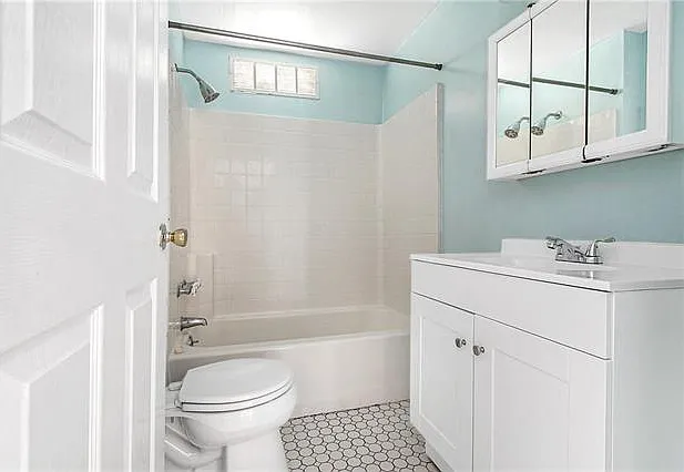 2411 Dauphine St — Photo 5