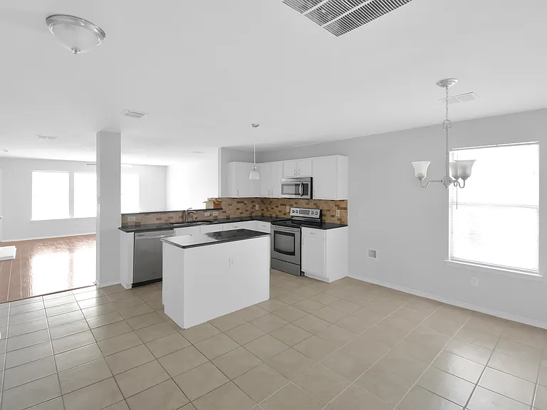 2905 Frontier Ln — Photo 5