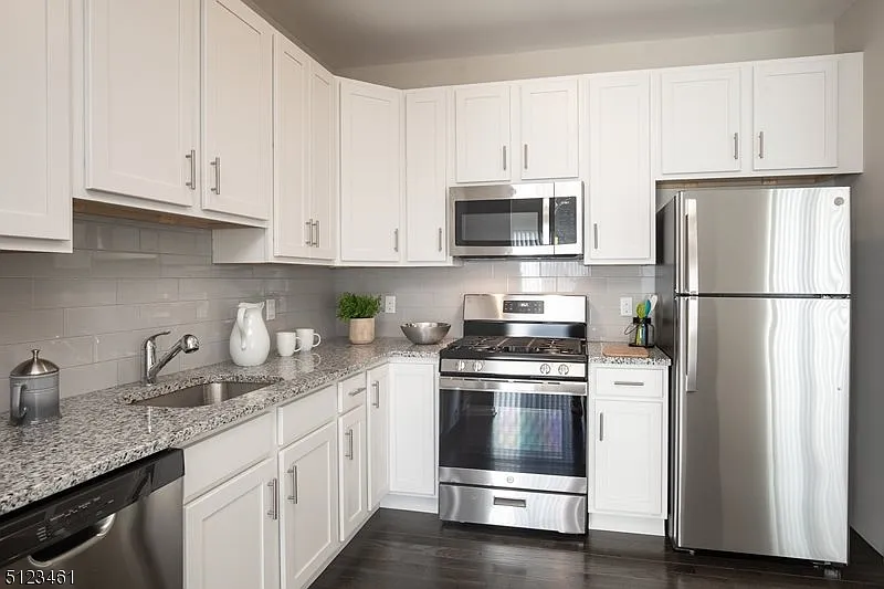 3 bed, 2.5 bath, $4,350 — Photo 4