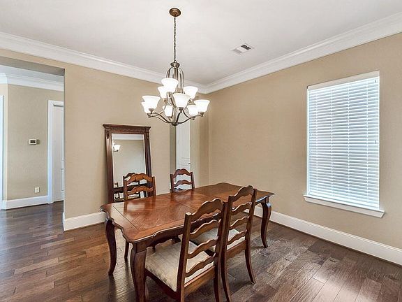 Formal Dining Room. Note the tall floor moulding and double crown moulding.