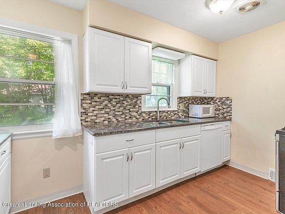2nd image of 1037 Linden St