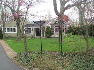 353 Thackeray Ln, Northfield, IL 60093
