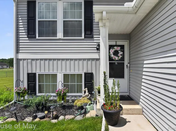 51348 Chardonnay St, Paw Paw, MI 49079