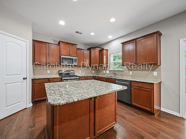 1912 Madeira Cir — Photo 12