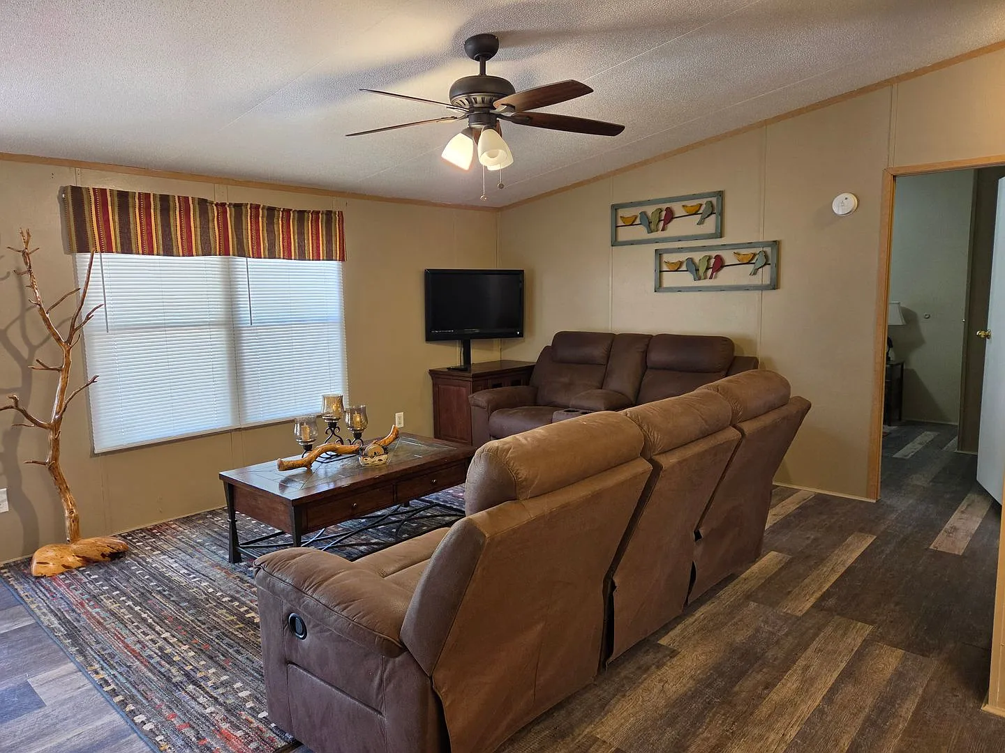 Move In Special!! Furnished Three Bedroom Single Level Home — Photo 4