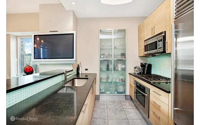Sold by Douglas Elliman | media 8