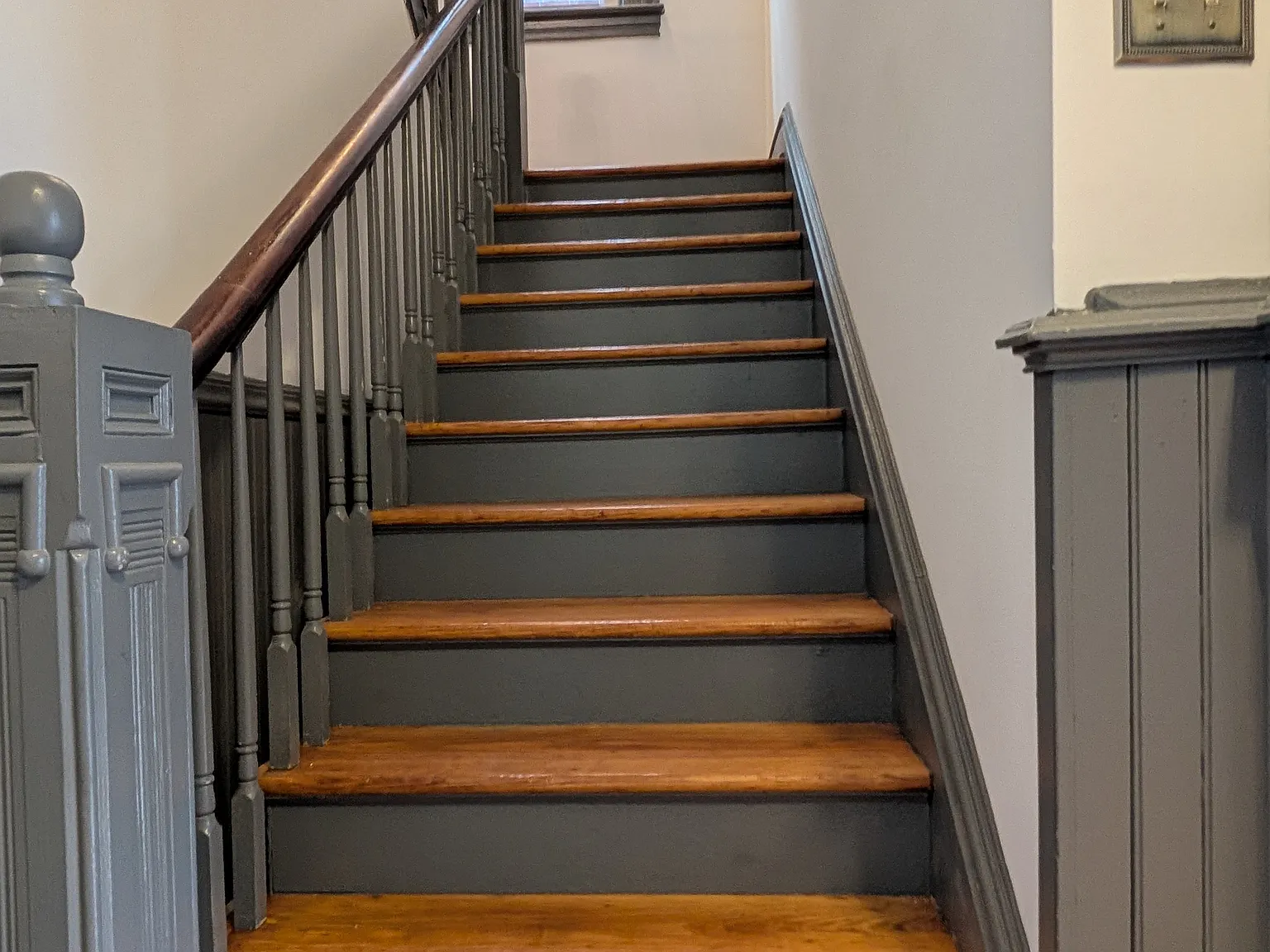 Renovated 3BR/1.5BA Apartment, Historic Charm, In-Unit Laundry, Porch — Photo 2