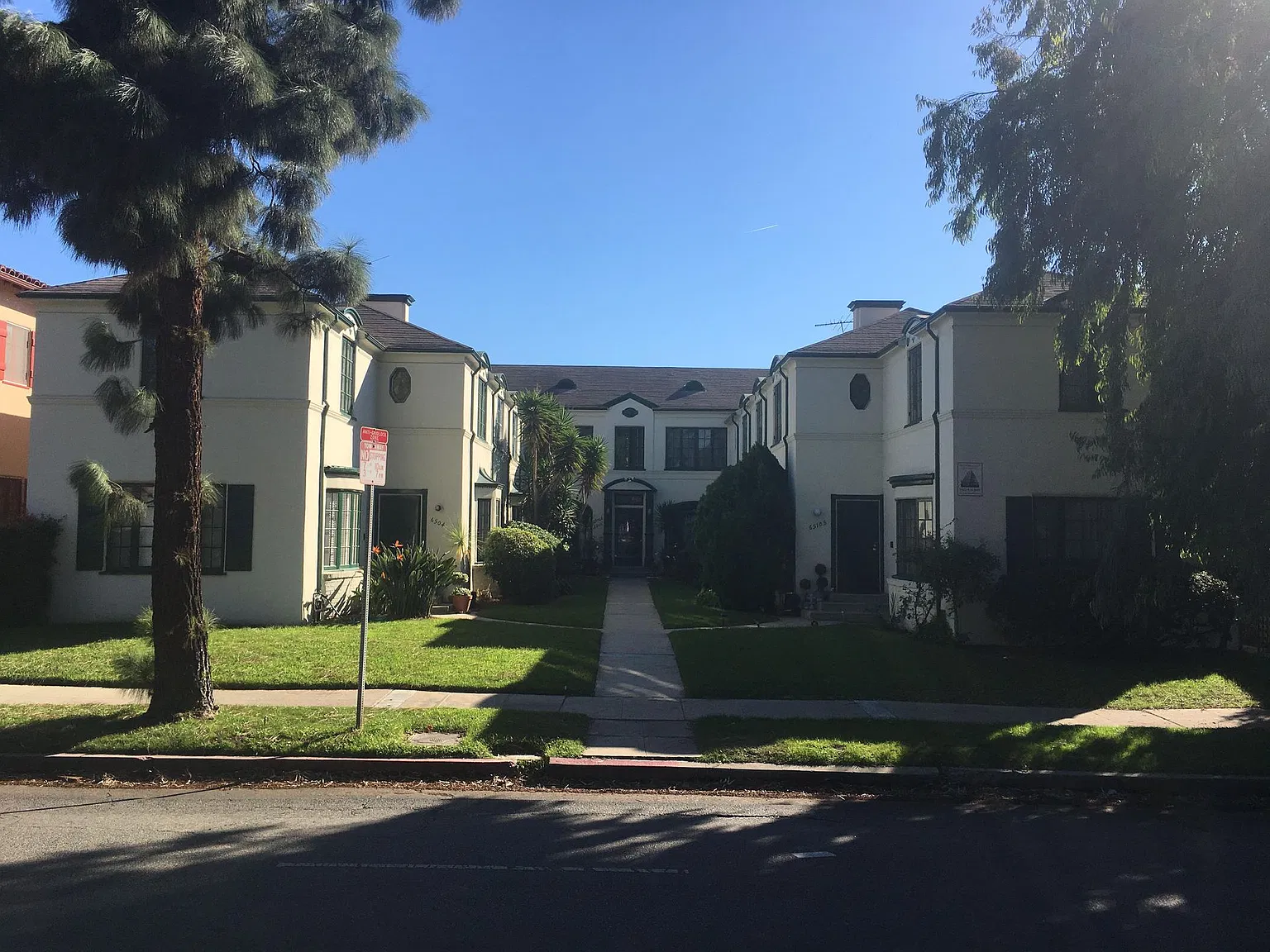 Olympic Blvd Apartments...Remodeled Two Bedroom Apartment With Garagecarthay Circle Area, Great L... — Photo 3