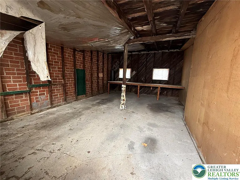 170 S Whitfield St — Photo 5