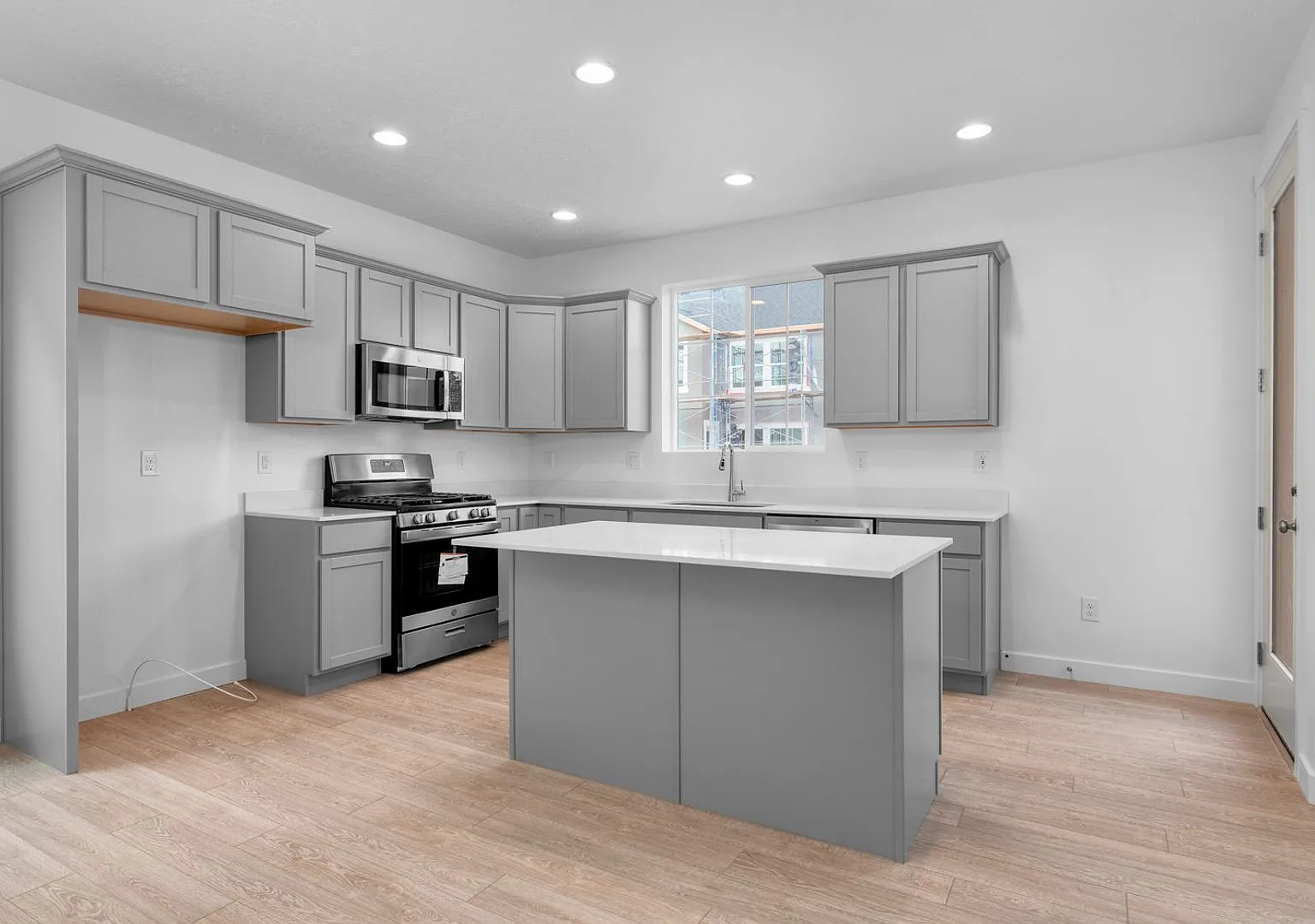 Brand New 5-Bed 3.5-Bath Home Available for Move-in Now — Photo 1