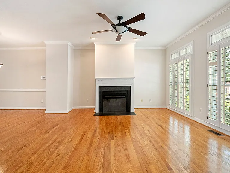 202 Greenview Dr — Photo 7
