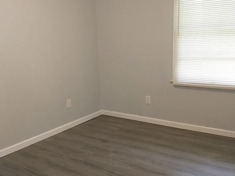1403 Oak St — Photo 12