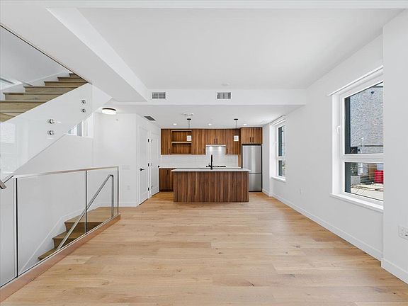 4th image of 6833 Cambie St