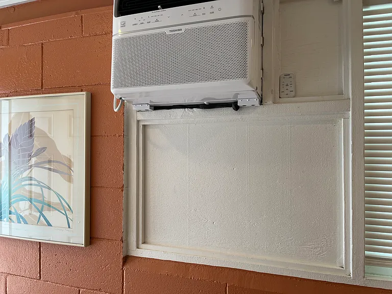 Nice AC to col unit. But also ver cool with natural breeze. Also a screen door.