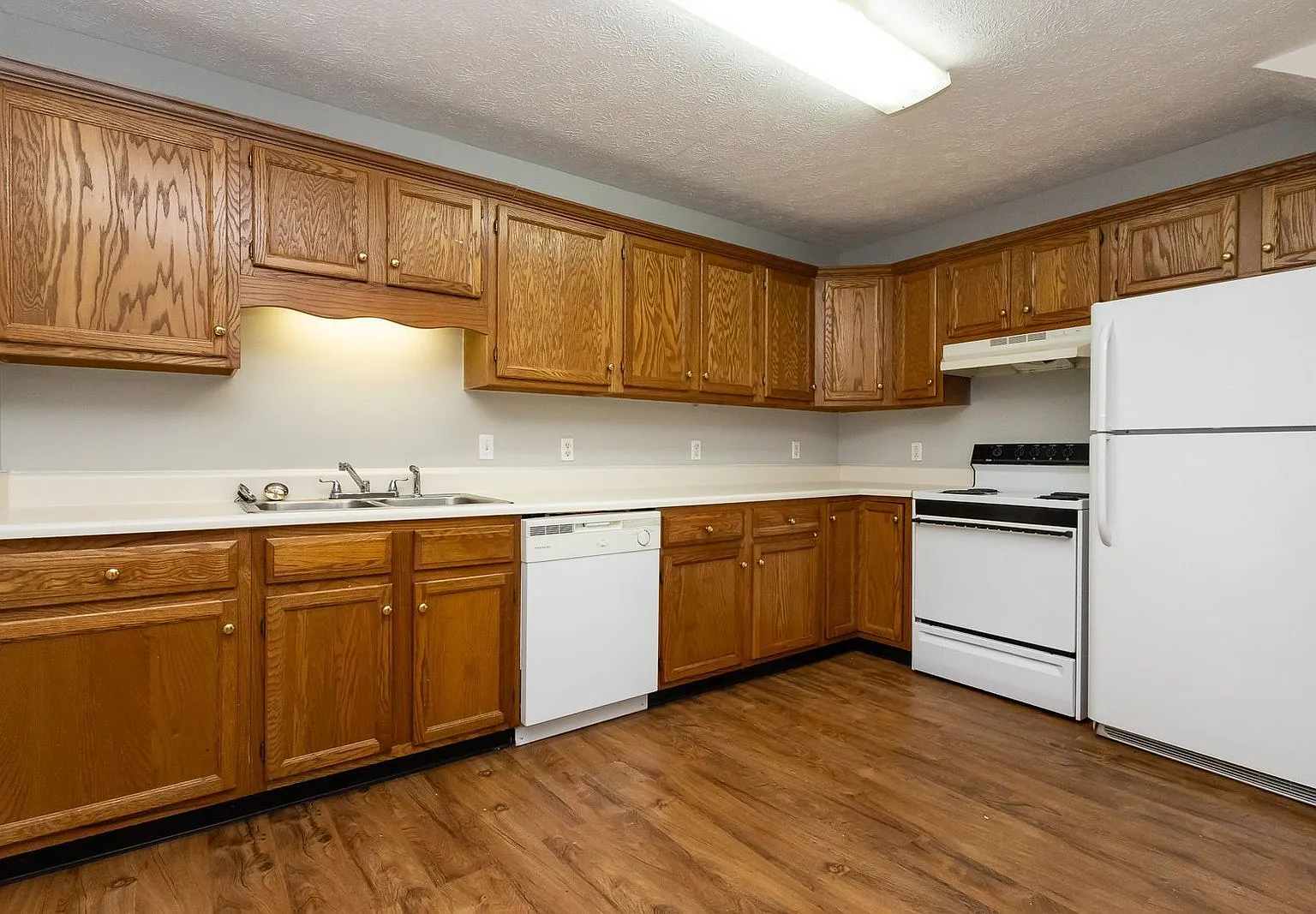 3 bed, 2.5 bath, 1495 sqft, $1,695 — Photo 3