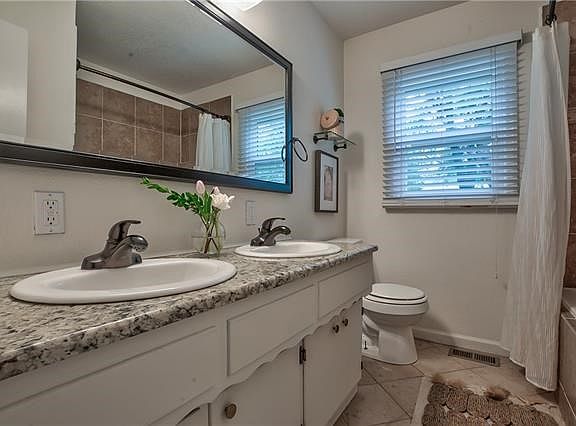 3rd image of 10718 Sharon Ln