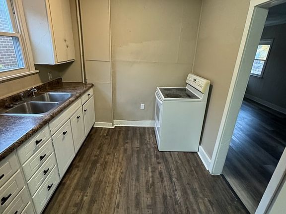 3rd image of 1024 Leslie St