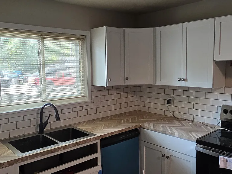 1824 N Hillcrest Ave — Photo 3