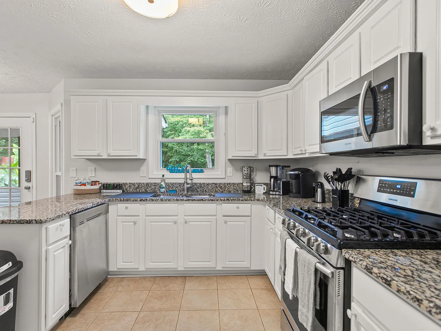 4 bed, 2.5 bath, 2500 sqft, $6,950 — Photo 4