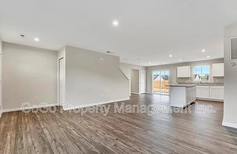 8 Torrington Dr — Photo 2