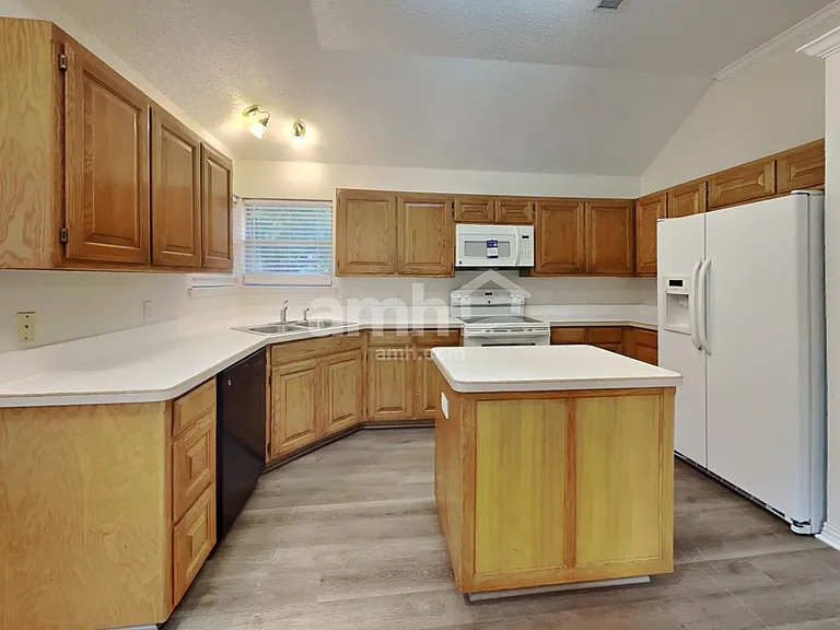 605 Arbor Ln — Photo 3