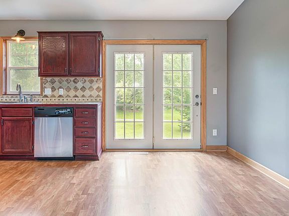 4th image of 621 Dresden Dr