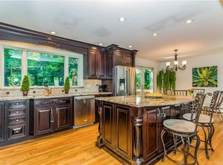 542 W Hill Rd, Stamford, CT 06902