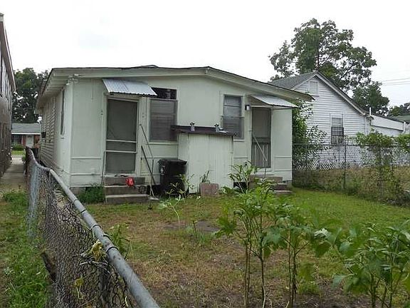 5th image of 2819 Mistletoe St