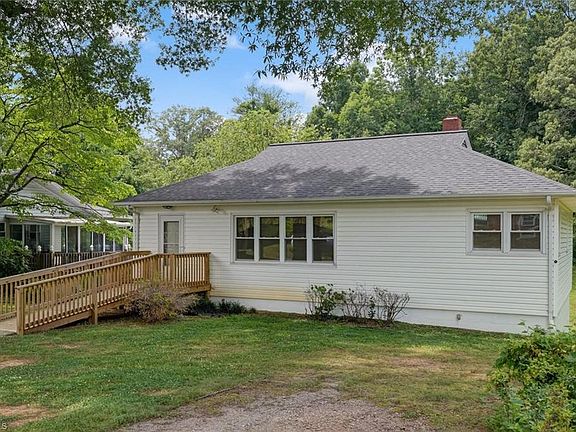 5th image of 207 McCollum Dr