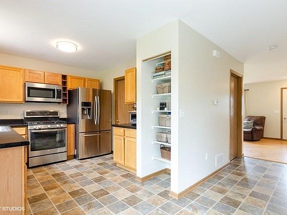 02_1023TealTrail_5_Kitchen_LowRes