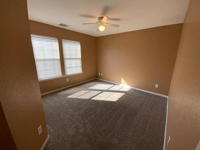 1120 Ascot St — Photo 3