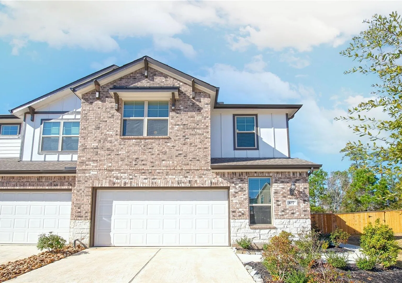 Spacious 4BR Townhome in Conroe — Photo 1