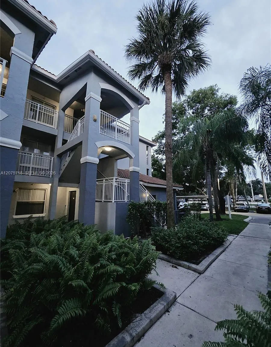 La Via Condo — Photo 2