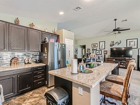 4th image of 1124 E El Campo Grande Ave