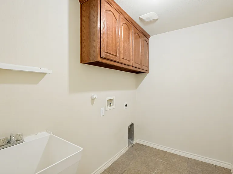 11800 Pondview Ln — Photo 36