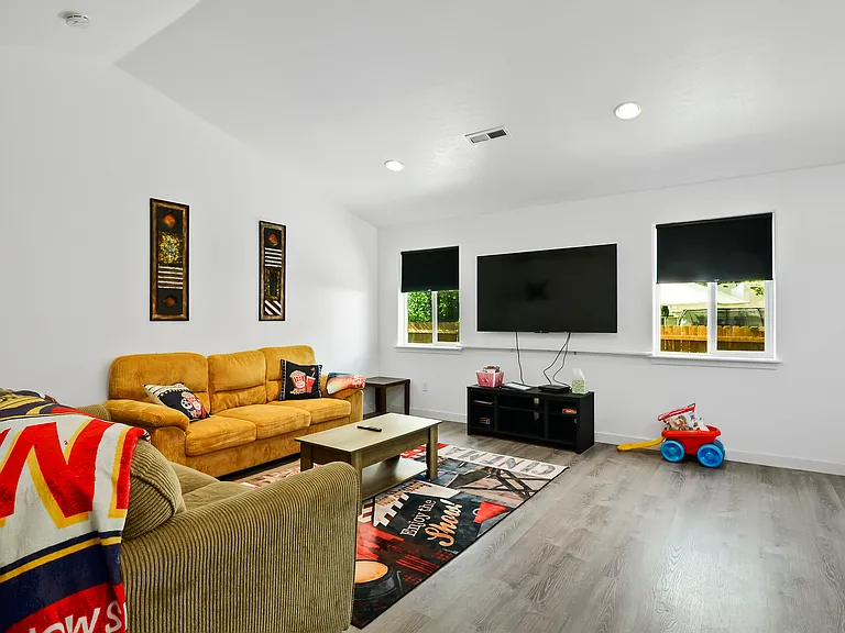 1862 W 25th Ct — Photo 3
