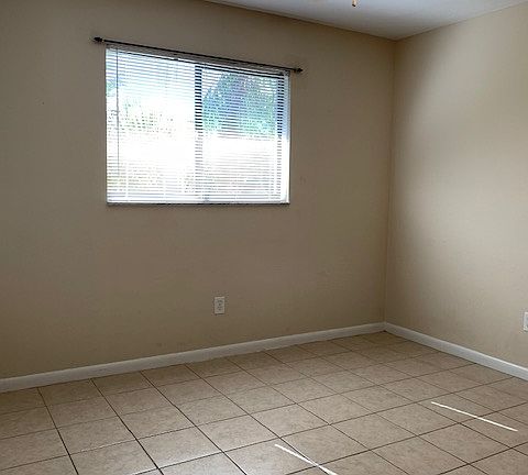 2nd image of 942 SE 24th Ave