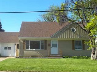 908 30th St NE, Cedar Rapids, IA 52402