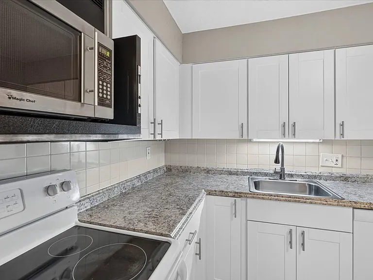4355 Maryland Ave #202 — Photo 7