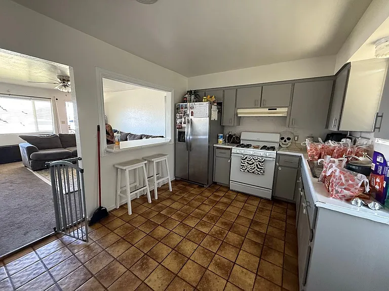 458 N Lillie Ave — Photo 5