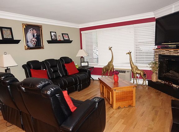 2nd image of 4624 Washington St APT 1N