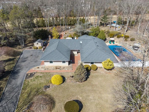 6 Leighton Court, Melville, NY 11747