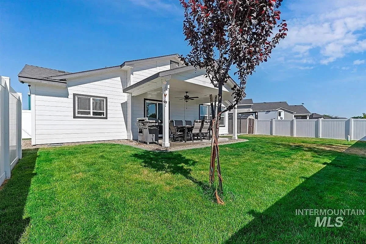 3 bed, 1623 sqft, $2,400 — Photo 3