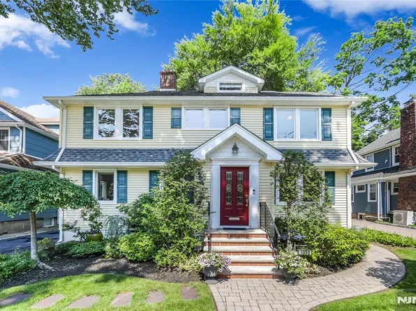 1090 Sussex Rd, Teaneck, NJ 07666