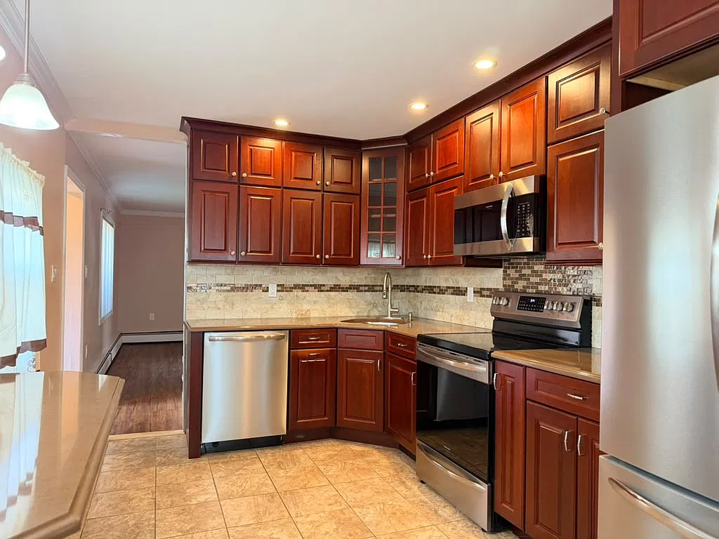 4 bed, 1.5 bath, 1590 sqft, $4,000 — Photo 3