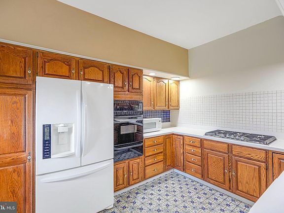 5th image of 608 Washington Ln