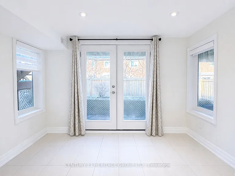 691 Shanahan Blvd — Photo 2