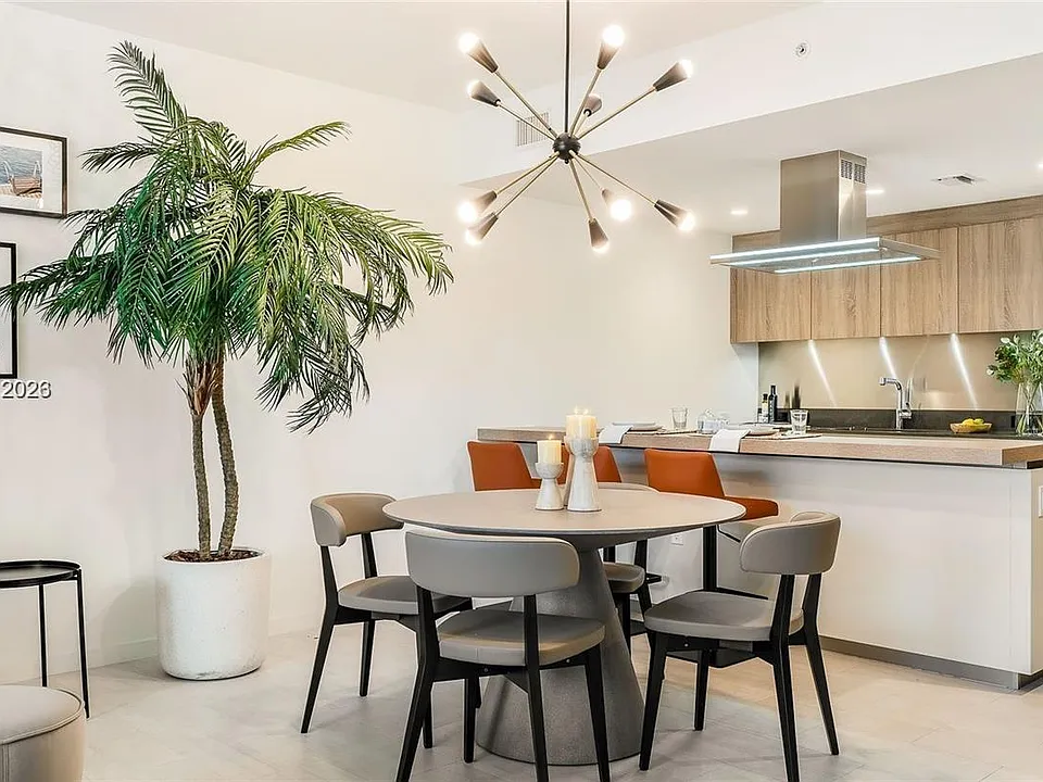 1000 Brickell Plz #2711