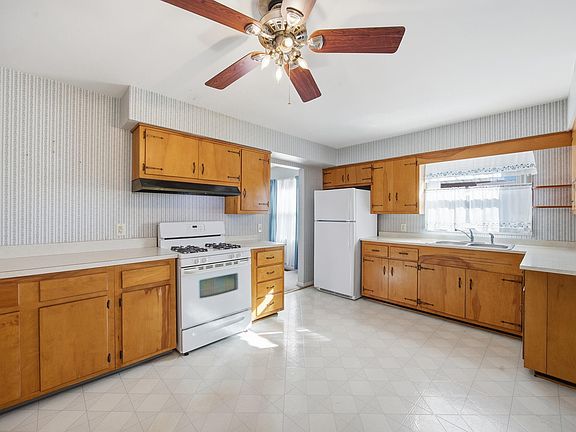 5th image of 546 Freeman Dr